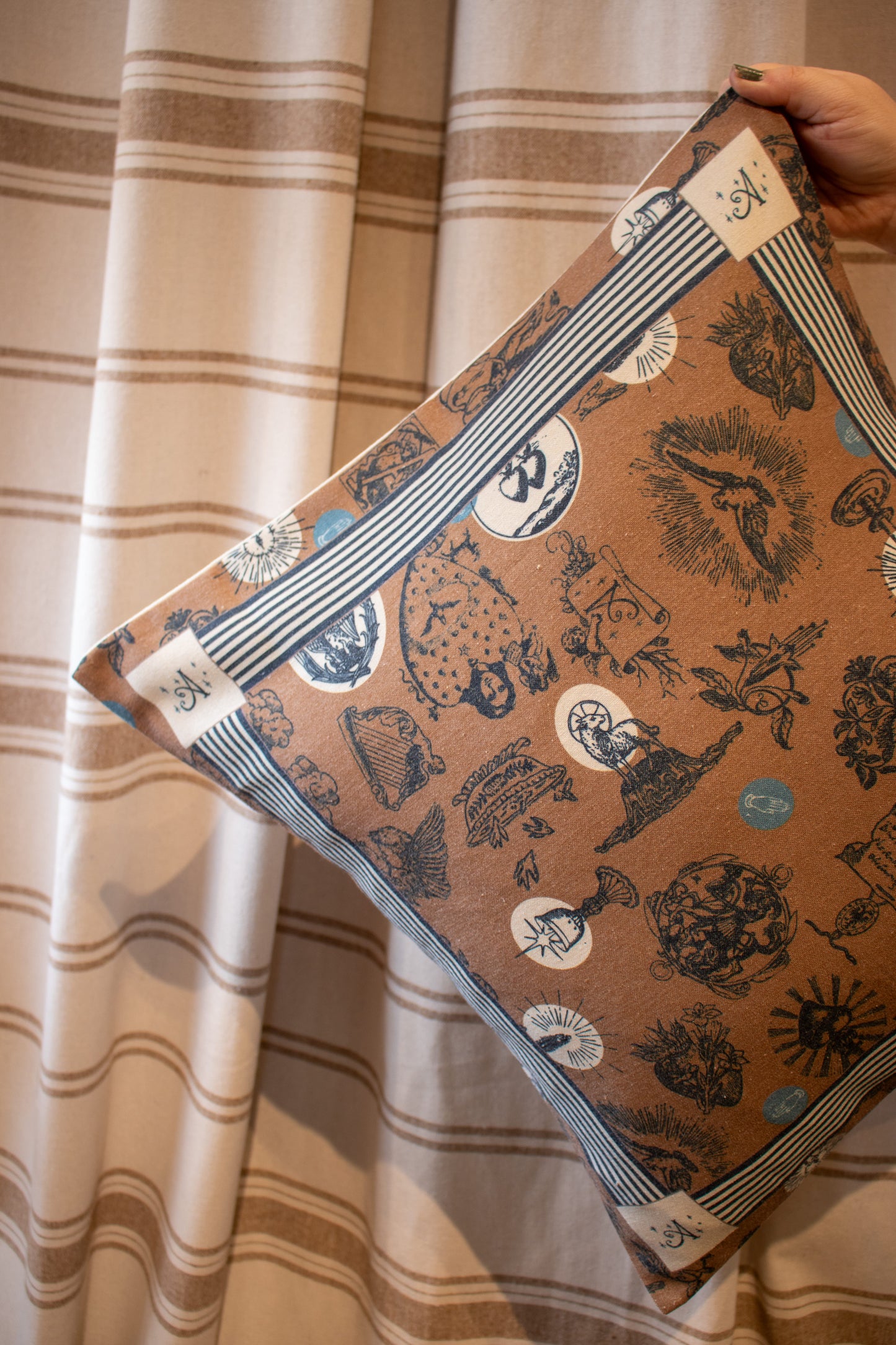 Cojin Exvotos 50x50 cm Ocre (Por Encargo)