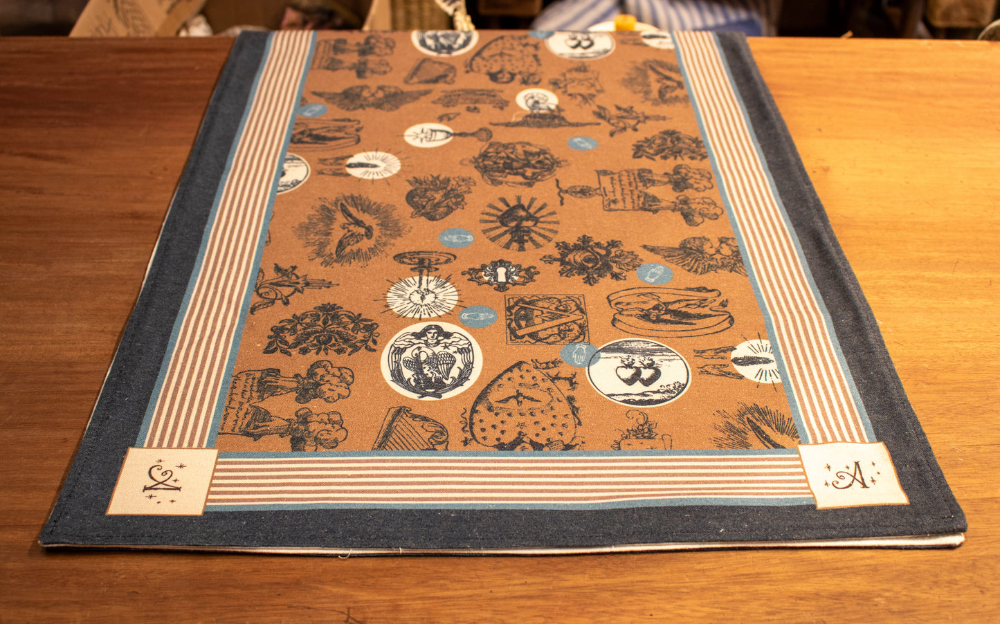 Camino de mesa Exvotos 45x145 cm Ocre