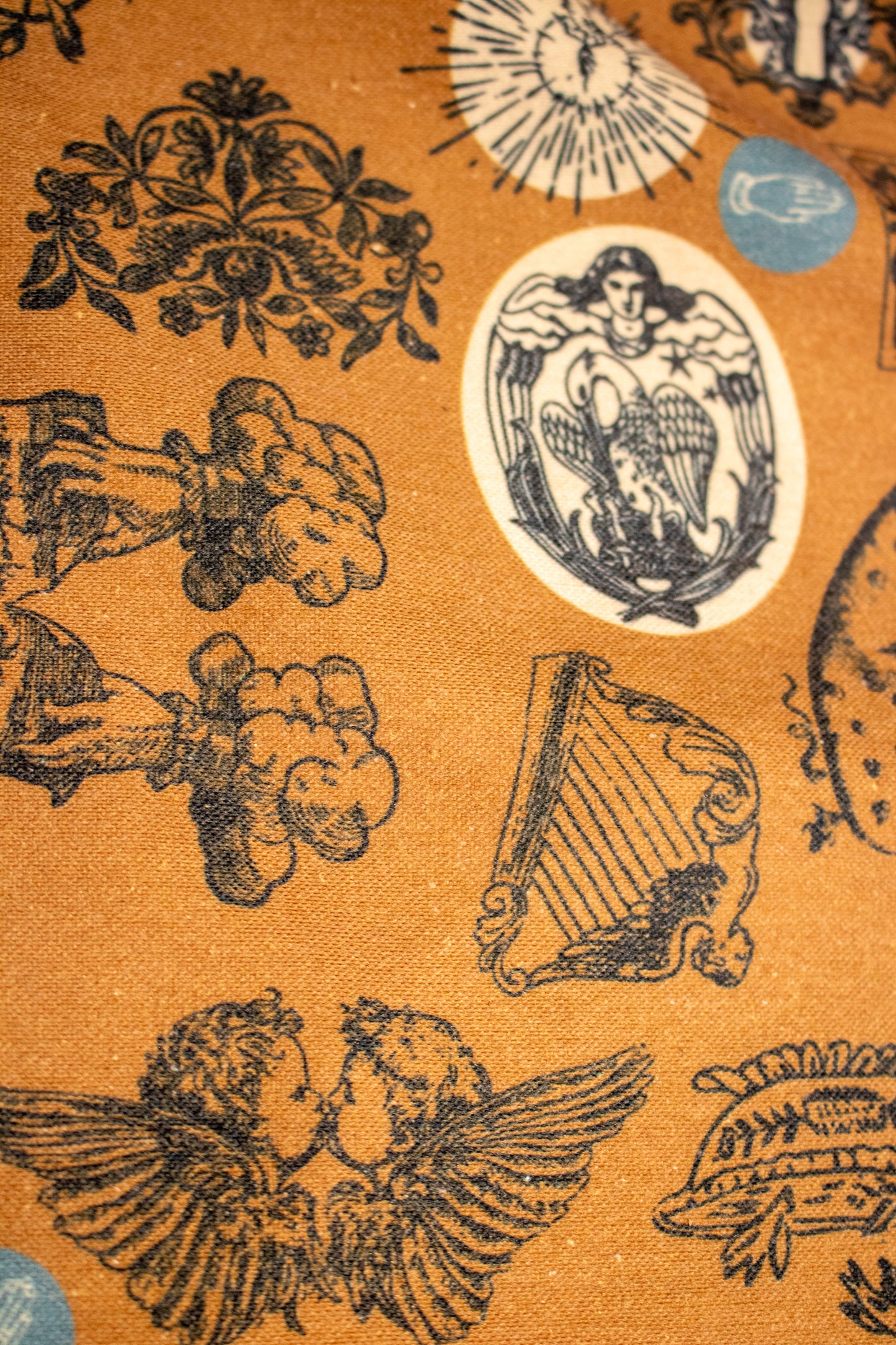 Camino de mesa Exvotos 45x145 cm Ocre